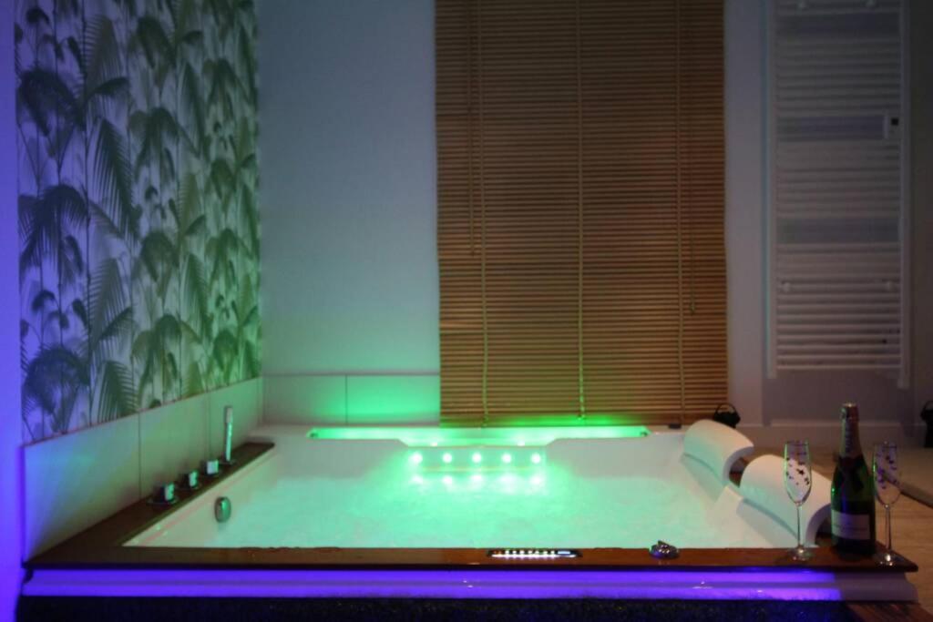 Vakantiehuis Sauna Et Jacuzzi - Les Mille Et Nuits - 2km *